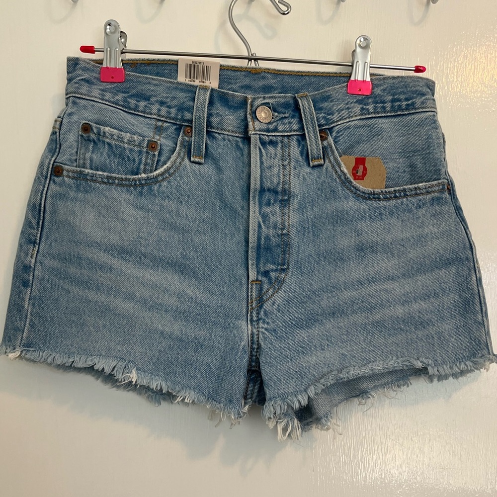 Levi’s 501 High Rise Women’s Shorts Raw Hem, Medium Blue Wash, Size 26 NWT